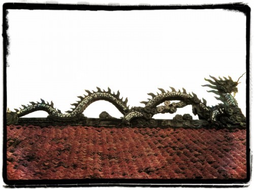Những con rồng xuất hiện trên mái của nhiều đền chùa ở Hà Nội.