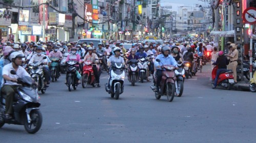 Vào giờ cao điểm, xe máy trên đường Phan Đình Phùng hướng về Nguyễn Kiệm (ngã tư Phú Nhuận) tràn sang làn đường ngược lại - lỗi thường thấy tại các giao lộ vào giờ cao điểm. Lỗi này có mức phạt lên đến 600.000 đồng - Ảnh: Q.KHẢI