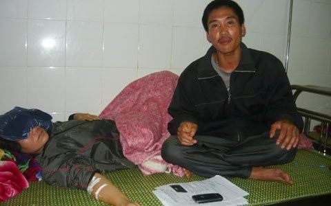 Anh Nam đau đớn bên người vợ bị đánh ghen đến sẩy thai đang cấp cứu tại Bệnh viện Đa khoa huyện Đô Lương.