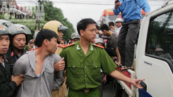 Tài xế Vũ Xuân Quang bị bắt đưa về cơ quan điều tra để làm rõ