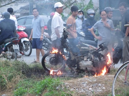 Xe của cẩu tặc bị đốt thành than