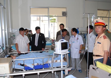 Lãnh đạo thành phố Đà Lạt đến thăm các nạn nhân đang bị thương tại bệnh viện