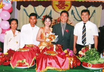 Cô dâu Việt ôm hai con nhảy lầu tự tử: Nghi do chồng bạo hành ảnh 1