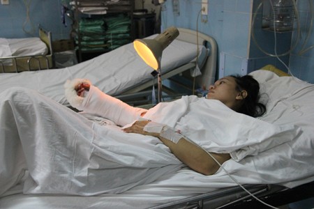 Nạn nhân Nguyễn Thị Ngọc Thúy đang điều trị tại BV Chấn thương chỉnh hình TPHCM.