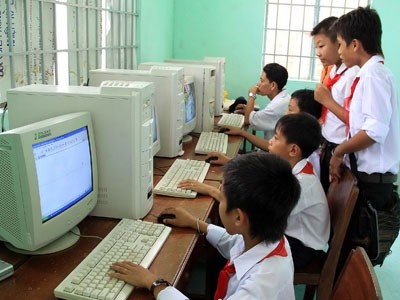 Học sinh ở xã vùng sâu Vị Thanh (Vị Thủy, Hậu Giang) sử dụng thành thạo máy vi tính, trong lúc nhiều cán bộ và công chức xã chưa biết sử dụng. Ảnh: Duy Khương.