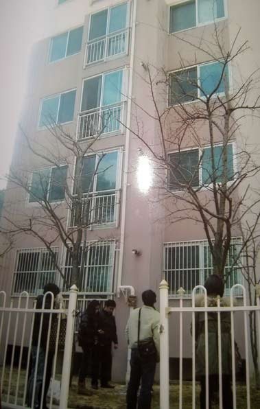 Hiện trường tòa nhà 3 mẹ con chị Phương nhảy lầu tại TP. Busan – (Ảnh do gia đình cung cấp)