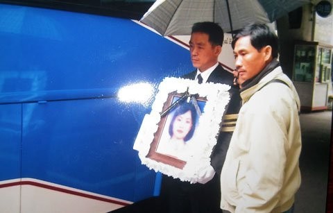 Anh Kim Yoeng Hwa đang ôm di ảnh chị Võ Thị Minh Phương - (Ảnh do gia đình cung cấp)