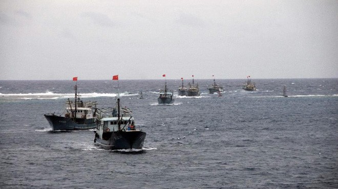 Tàu cá Trung Quốc đi vào vùng biển gần đảo đá Vành Khăn thuộc quần đảo Trường Sa của Việt Nam hồi tháng 7-2012 - Ảnh tư liệu - Tuổi trẻ