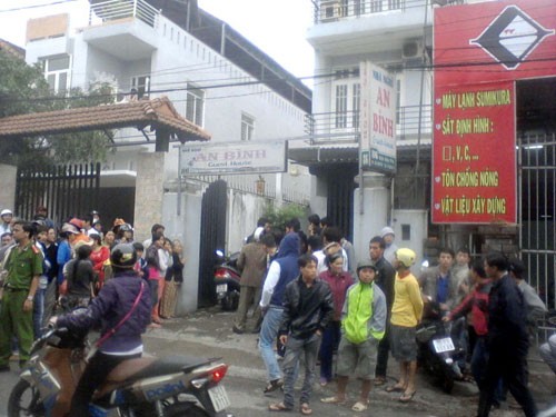 Người dân tập trung trước nhà nghỉ An Bình, nơi xảy ra vụ án mạng - Ảnh: B.N.L