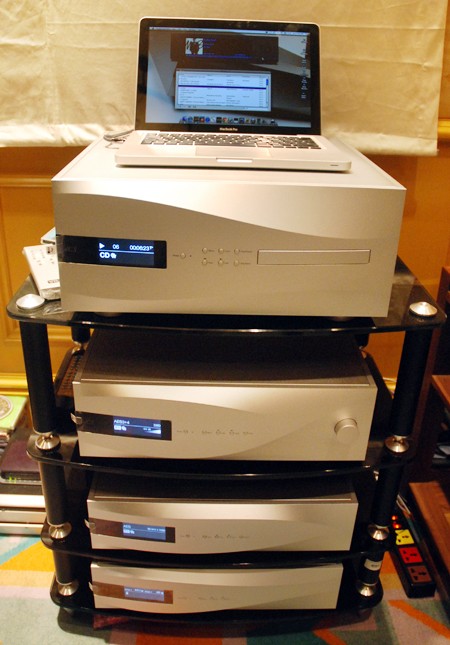 Được cho là một trong những bộ âm thanh hay nhất thế giới, sản phẩm xuất hiện nổi bật tại Triển lãm Thiết bị Nghe nhìn 2012 diễn ra tại khách sạn Daewoo (Hà Nội), từ ngày 7 đến 9-12. Ảnh: Bộ đầu CD hay nhất thế giới DCS Vivaldi có giá gần 3 tỷ đồng