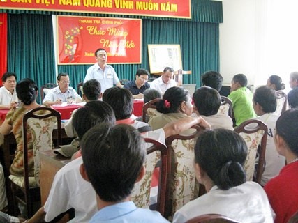 Anh Điệp (người đứng) tại buổi tiếp đoàn đông người của tỉnh Bình Phước.