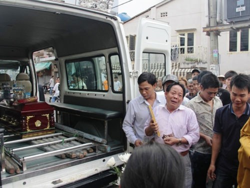 Vụ ô tô tông chết bé trai: Thai phụ cầm lái để... khởi động xe ảnh 2