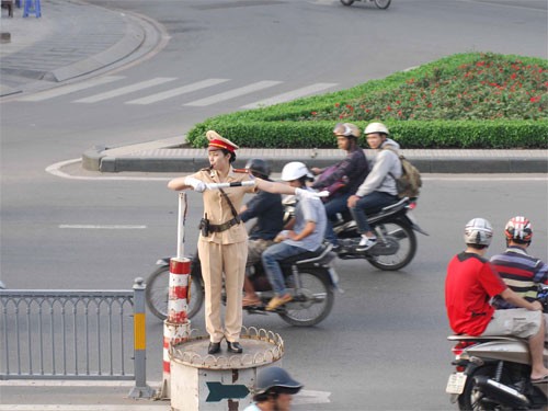 TP.HCM: “Bóng hồng” xuống phố điều tiết giao thông ảnh 7