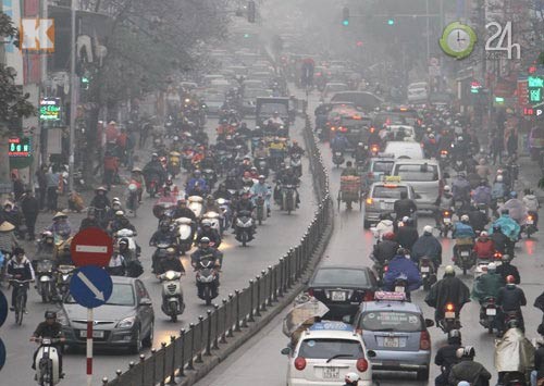 Hà Nội: Sương mù bao trùm thành phố, Tin tức trong ngày, suong mu, ha noi, mua phun, giao thong, xe may, o to, nha cao tang, tin nong, tin nhanh, vn