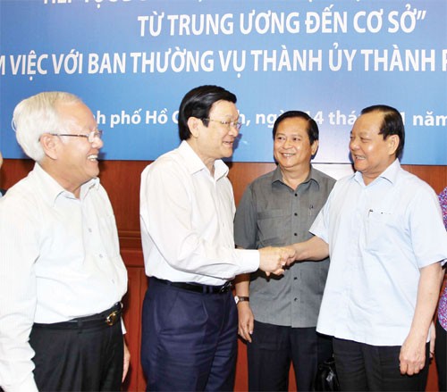 Chủ tịch nước Trương Tấn Sang trao đổi với lãnh đạo chủ chốt của TP.HCM - Ảnh: Vũ Thành