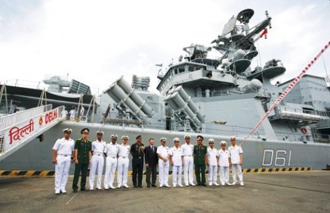 Thủy thủ đoàn tàu INS DELHI của Ấn Độ chụp ảnh lưu niệm cùng đại diện quân đội Việt Nam và chính quyền TP.HCM tại cảng Nhà Rồng trong chuyến thăm vào giữa năm 2011.