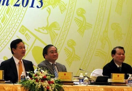 Thủ tướng Nguyễn Tấn Dũng (ngoài cùng bên trái): Tôi thấy hết sức buồn... Tập đoàn Vinashin có tới 6.000 đảng viên. Nhưng mà tê liệt. Ảnh: Lê Nhung