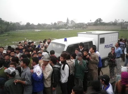 Người dân đang ngăn cản không cho xe chở bốn thanh niên lạ ra khỏi địa bàn xã