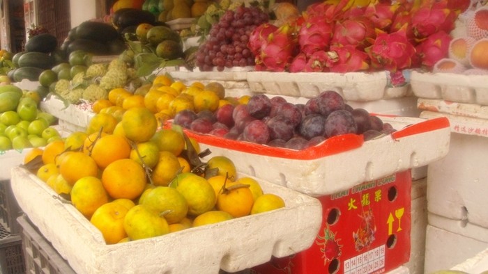 Bên cạnh giá thành thấp, mẫu mã trái cây Trung Quốc hơn hẳn trái cây Việt Nam. Nho có giá khoảng 40.000 dồng/kg.