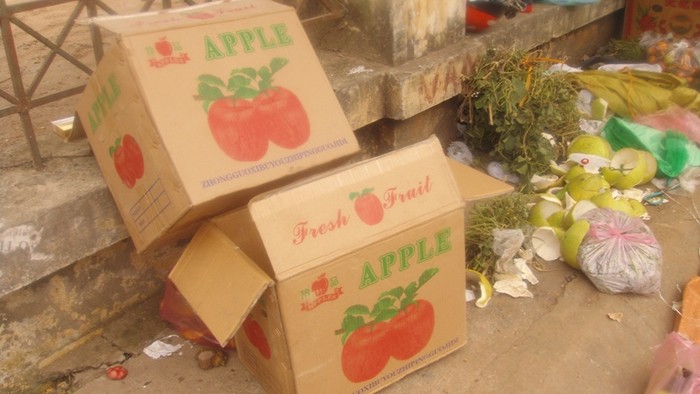 Đến bất cứ một quầy trái cây nào trong chợ cũng thấy những thùng đựng trái cây "ngoại" như thế. Táo từ các thùng này chỉ có giá 8.000 đồng/kg.