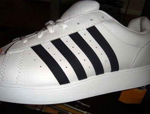 Thay vì 3 vạch truyền thống, "Adidas" nhái tại Trung Quốc được "khuyến mãi" thêm một vạch. (Nguồn Vnexpress)