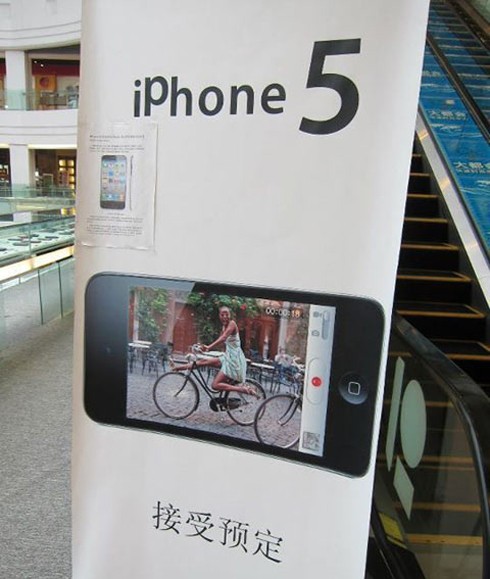 Những hình ảnh về chiếc "iPhone5" xuất hiện nhan nhản khắp cách trung tâm thương mại lớn.