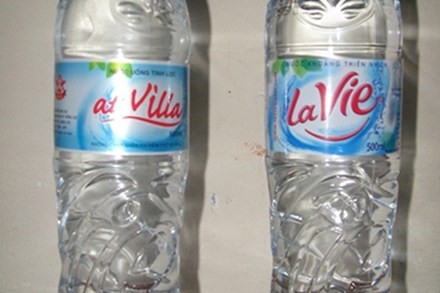 Nước khoáng Lavie nhái (trái) được làm rất tinh vi.