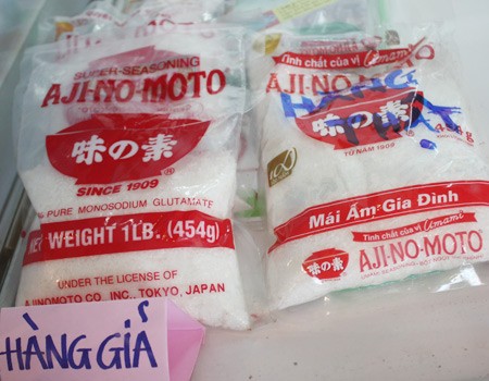 Bột ngọt chính hãng hiệu cái tô đỏ có câu slogan của nhà sản xuất: "Mái ấm gia đình..." trong khi hàng nhái quên mất câu "cửa miệng" của hãng Aji-no-moto.