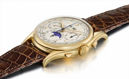 3. Patek Philippe Reference 1527. Giá: 5 triệu USD. Đây là một chiếc đồng hồ đơn giản song không kém phần sang trọng thuộc sở hữu của gia đình Stern - những người chủ của Patek Philippe. Reference 1527 được làm từ vàng 18 karat, 23 viên đá quý, lịch vạn niên và các chữ số bằng vàng.