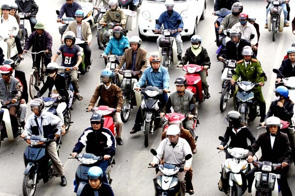 7. Người Việt Nam đội mũ bảo hiểm không phải để đảm bảo an toàn trên đường mà chỉ nhằm tránh bị cảnh sát giao thông phạt.