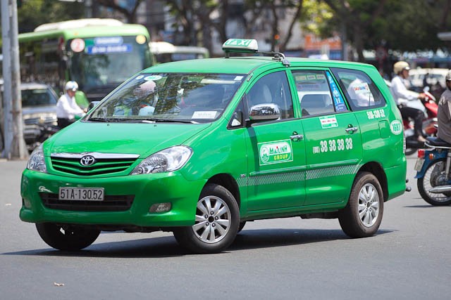 10. Mai Linh và Vinasun là những hãng taxi được tin cậy nhất. Ở sân bay, mọi người xếp hàng để đi xe của Mai Linh và Vinasun. Họ thà đợi thêm thời gian hơn là nhảy lên những chiếc xe taxi dù.