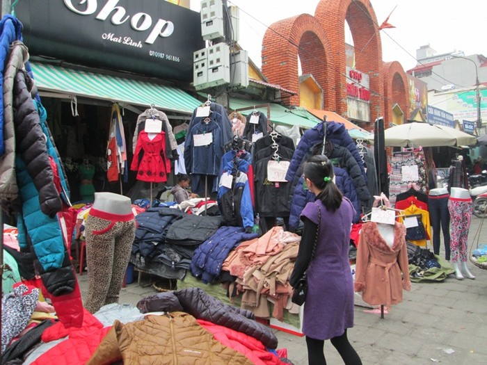 Khu vực chợ Nghĩa Tân (Cầu Giấy), mặt hàng áo phao được bày bán hàng loạt, có giá từ 200.000 - 400.000 đồng/chiếc. Áo dạ có giá từ 300.000 - 600.000 đồng/chiếc nhưng lượng mua ít và chưa thu hút được sự quan tâm của khách hàng.