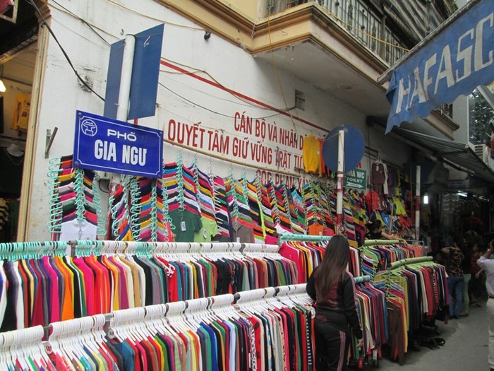 Trên phố Gia Ngư tràn ngập các loại quần áo với đủ màu sắc và mẫu mã. Những kiểu áo này có giá từ 70.000 - 200.000 đồng.