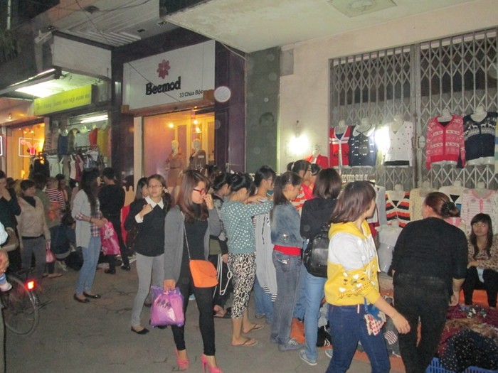 Buổi tối, không khí mua sắm trên phố Chùa Bộc càng trở nên sôi động. Những mẫu áo khoác mỏng in họa tiết, với đủ màu sắc có giá từ 150.000 - 250.000 đồng/chiếc thu hút một lượng lớn khách hàng.