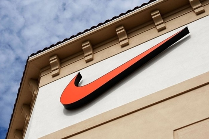 1. Nike (Mỹ) Giá trị thương hiệu: 15,9 tỷ USD. Trong vòng 5 năm, doanh thu của hãng sản xuất quần áo thể thao lớn nhất thế giới đã tăng từ 16 tỷ USD lên 24 tỷ USD. Cổ phiếu Nike cũng tăng 14% - 19% trong cùng thời kỳ. Hãng này cũng đang lên kế hoạch mở rộng hiện diện ra thị trường bóng đá toàn cầu.