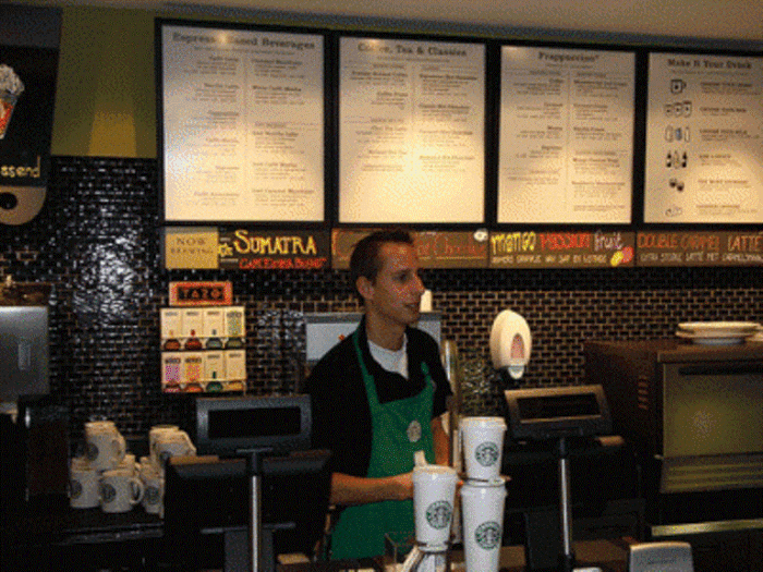 6. Pha chế viên của Starbucks phải trải qua 30 giờ đào tạo về tất cả mọi thứ từ kĩ thuật pha Frappuccino đến nguồn gốc của hạt cà phê.