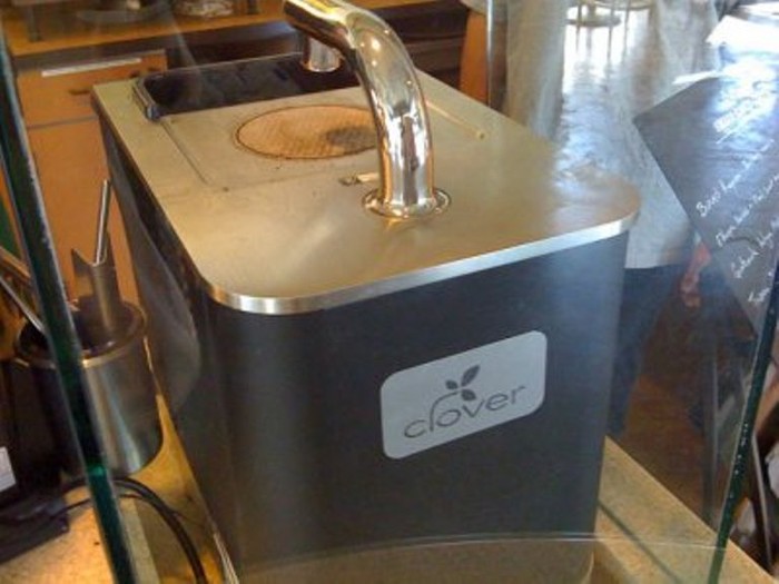 8. Máy pha cà phê đơn Clover: Một số cửa hàng chọn lọc có máy pha cà phê đơn Clover chất lượng hàng đầu, máy này có thể pha chế những cốc cà phê ngon nhất mà bạn từng thưởng thức. Starbucks đã mua công ty chế tạo máy Clover năm 2008 và bắt đầu giới thiệu máy pha chế này tại một số cửa hàng chọn lọc trên toàn nước Mỹ.
