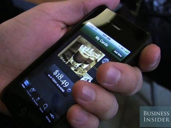 10. Khách hàng có thể trả tiền qua điện thoại iPhone hay Blackberry của họ.