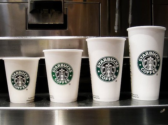 Các nhân viên pha chế quản lý những đơn hàng phức tạp bằng phương pháp tốc ký sáng tạo của Starbucks, hay còn gọi là Mã ID đồ uống, được viết trên nhãn của mỗi cốc. Ví dụ, một cốc Frappuccino loãng với gấp đôi vụn sô cô la được kí hiệu là DCCFL (Double Chocolate Chip Light Frappuccino).