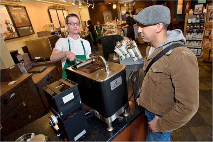 1. Phục vụ khách hàng trong vòng 3 phút: Một quản lý lâu năm của Starbucks nói. “Kể từ lúc khách hàng bước qua cánh cửa, chúng tôi muốn họ được phục vụ chỉ trong vòng 3 – 5 phút trong trường hợp cửa hàng đông khách.”