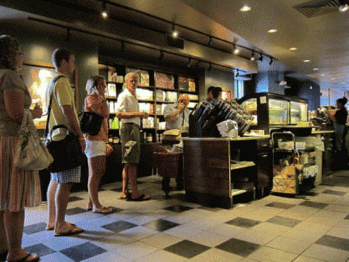 2. Chỉ với 2 lễ tân và 1 đội ngũ nhân viên hoàn chỉnh, Starbucks có thể phục vụ 220 khách hàng/giờ. Đó là lưu lượng khách tại cửa hàng Starbucks bận rộn nhất ở Brooklyn, gần bằng một bến tàu điện ngầm.