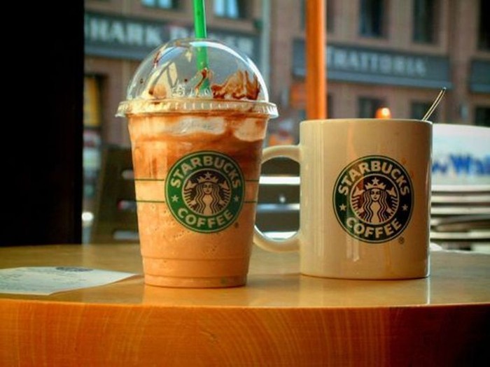 3. Starbucks không bao giờ phục vụ cà phê đã để quá 30 phút. Nhân viên pha chế làm 4 mẻ cà phê 1 lúc, cứ mỗi 15 phút thì lại thay một mẻ mới và không bao giờ để 1 cốc cà phê quá 30 phút. Họ làm việc này ngay cả trong giờ nghỉ. Thà đổ cà phê đi chứ không bao giờ phục vụ đồ nguội cho khách hàng.