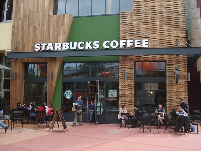 Starbucks đã trở thành tập đoàn cà phê hàng đầu thế giới với 17.800 cửa hiệu rải khắp 49 nước và vùng lãnh thổ trên thế giới.