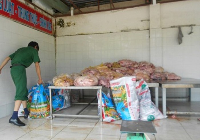 5. Bắt cả tấn nội tạng thối tuồn vào Sài Gòn: Hơn 1,2 tấn thực phẩm thối gồm nội tạng, da, mỡ heo bị cơ quan chức năng bắt giữ khi chuẩn bị được đưa ra thị trường TP.HCM để tiêu thụ. (Nguồn Infonet)