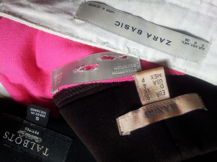 Nhiều chiếc váy len công sở kiểu dáng lịch sự được gắn mác Zara, Mango, H&M, F21 nhưng lại chỉ có giá khoảng 300.000 – 400.000 đồng/chiếc, rẻ hơn hẳn hàng hiệu “xịn” bày bán trong các trung tâm thương mại như Parkson, Vincom. (Nguồn VietQ)