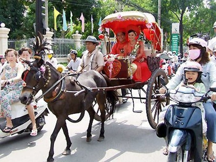 3. Rước dâu bằng xe ngựa: Cô dâu chú rể là cặp diễn viên nổi tiếng Thanh Thúy - Đức Thịnh. Đám cưới của họ diễn ra vào ngày 18/5/2008. Cô dâu chú rể vận khăn đóng áo dài cùng hai họ cử hành nghi thức hôn lễ theo truyền thống của người Việt. Nhà cô dâu cách nhà chú rể chưa tới 1km nên đoàn xe ngựa lộng lẫy của chàng và nàng đành đi vòng để bà con chiêm ngưỡng.