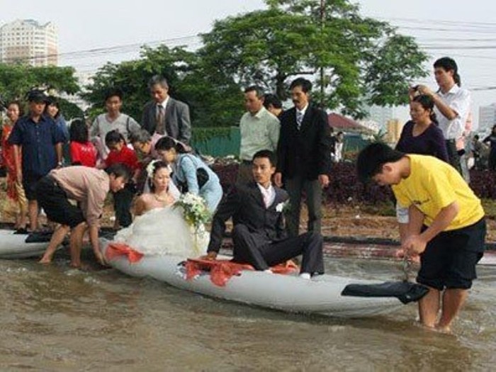 Đám cưới của đôi uyên ương Kim Vượng và Thu Hồng tại phường Trung Hòa (Hà Nội) chiều 5/11/2008, thời điểm Hà Nội xảy ra trận mưa, ngập lịch sử.