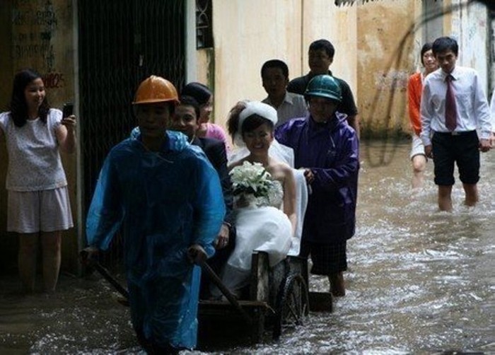 Rước dâu bằng xe cải tiến trong đợt lũ ở Kim Liên, Hà Nội cuối năm 2008.