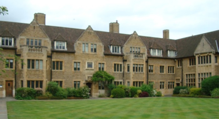 Bellerbys College được công nhận là một trường Trung học và Dự bị Đại học hàng đầu tại Anh.