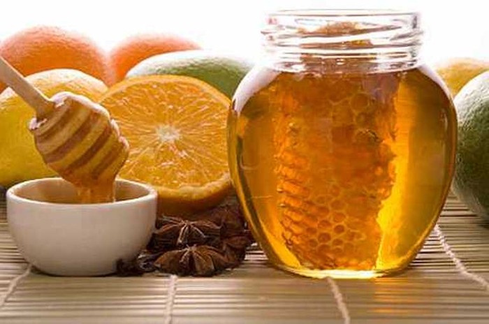 3. Củ tỏi, mật ong: Đem tỏi giã lấy nước, hòa với mật ong (lượng mật ong gấp đôi lượng nước tỏi). Rửa mũi bằng nước muối, lau khô. Sau đó, dùng bông nhúng vào dung dịch mật ong và tỏi nhét vào trong mũi. Ngày làm 3 -4 lần, làm trong vòng 7 -8 ngày.